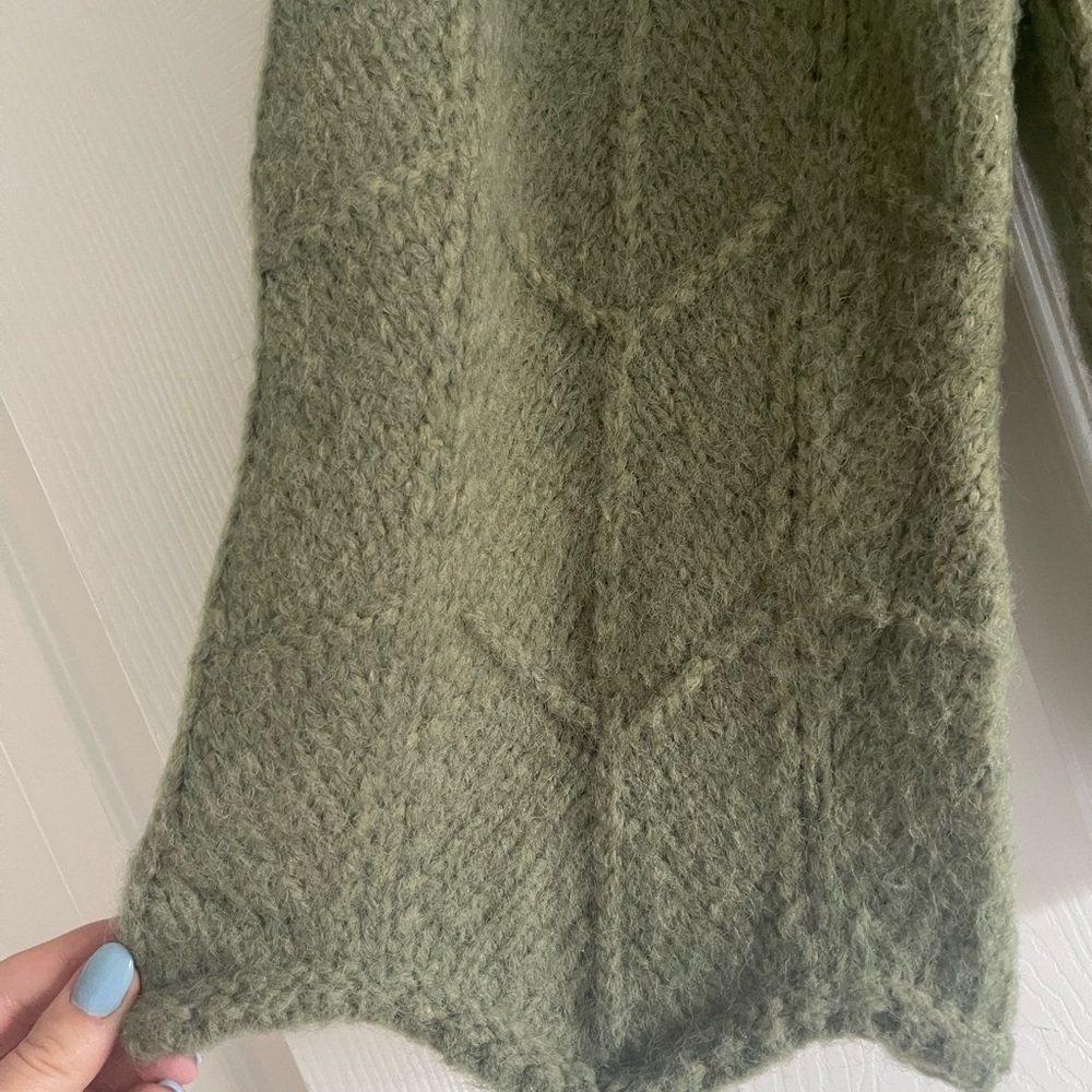 NWOT &Merci Scalloped Cropped Wide Sleeve Sweater - Picture 4 of 7